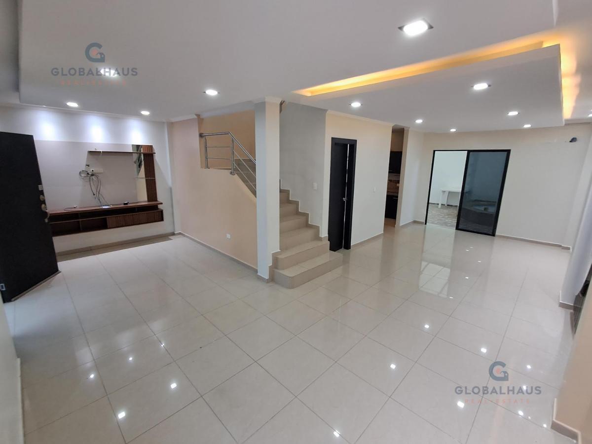 Casa en Venta con un Jacuzzi, de 3 Habitaciones en Urb. Napoli. G. P. Guayas — imagen 8