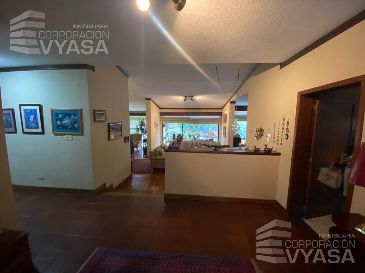Pusuqui - Via a La Mitad del Mundo, Linda Casa en Venta de 350 m² — imagen 8