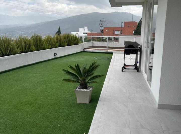 Vendo Departamento en San Juan Alto con Jardín en Cumbayá – Av Juan León Mera — imagen 9