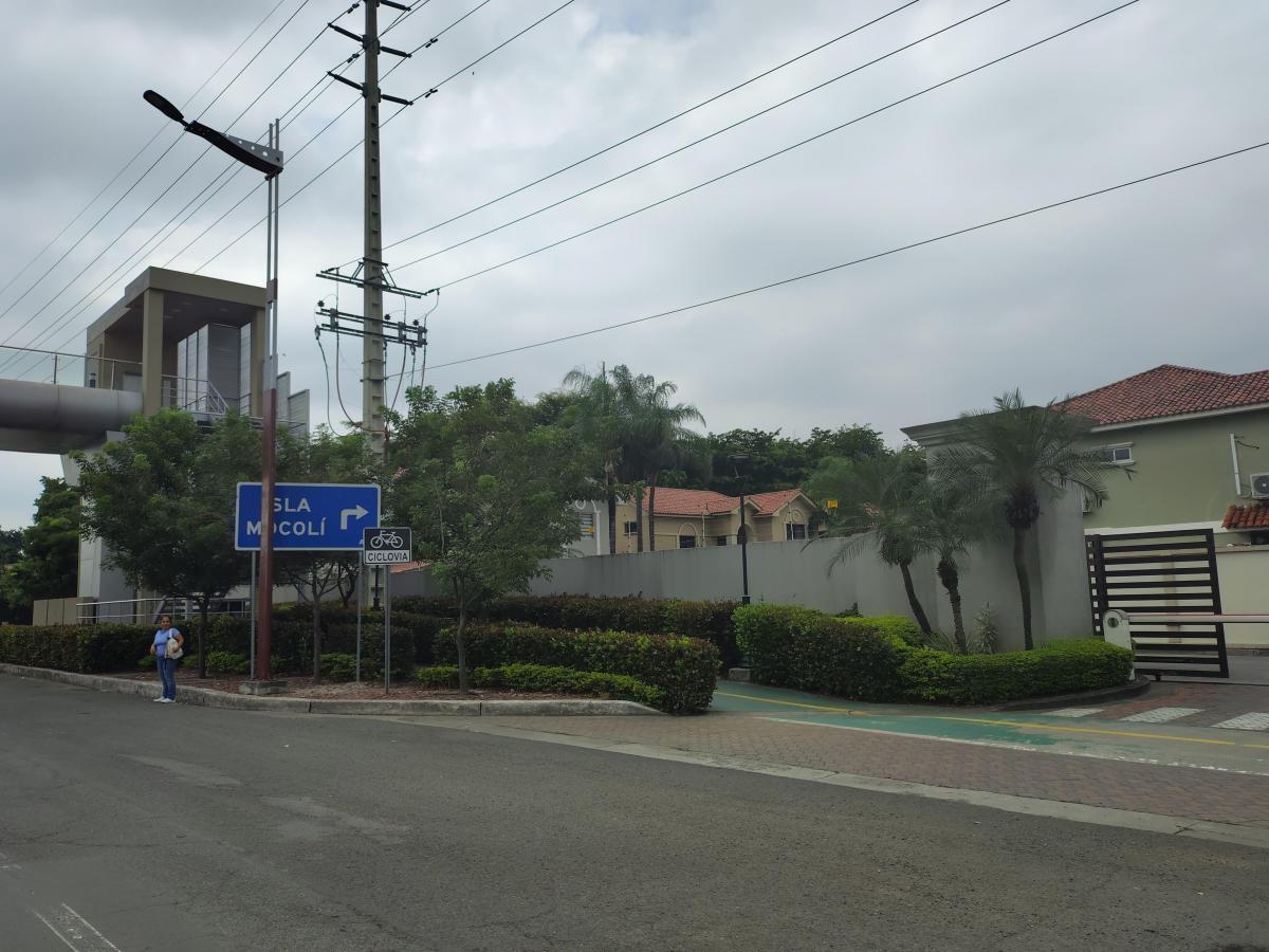 Terreno a La Venta en La Urb. Aquamarina, Guayas — imagen 3