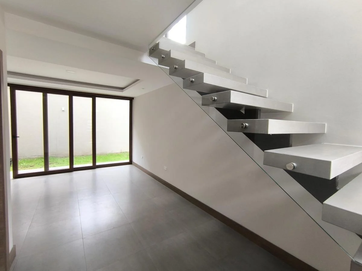Casa en Venta por Estrenar en Cumbaya Conjunto con Piscina — imagen 9