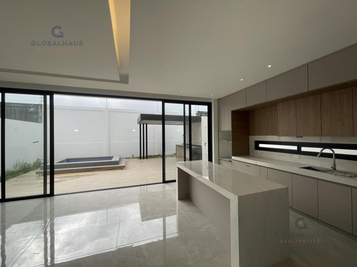 Venta de Casa en Urb. Ciudad Celeste con Jacuzzi y Area Bbq. Myz, Guayas — imagen 8
