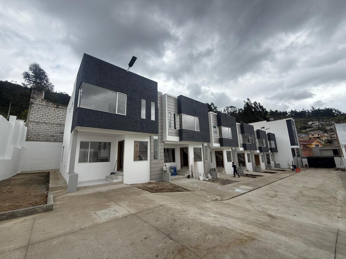 Vendidas/casas Vip con Espacio Verde Dentro de Condominio (P3128), Azuay — imagen 7