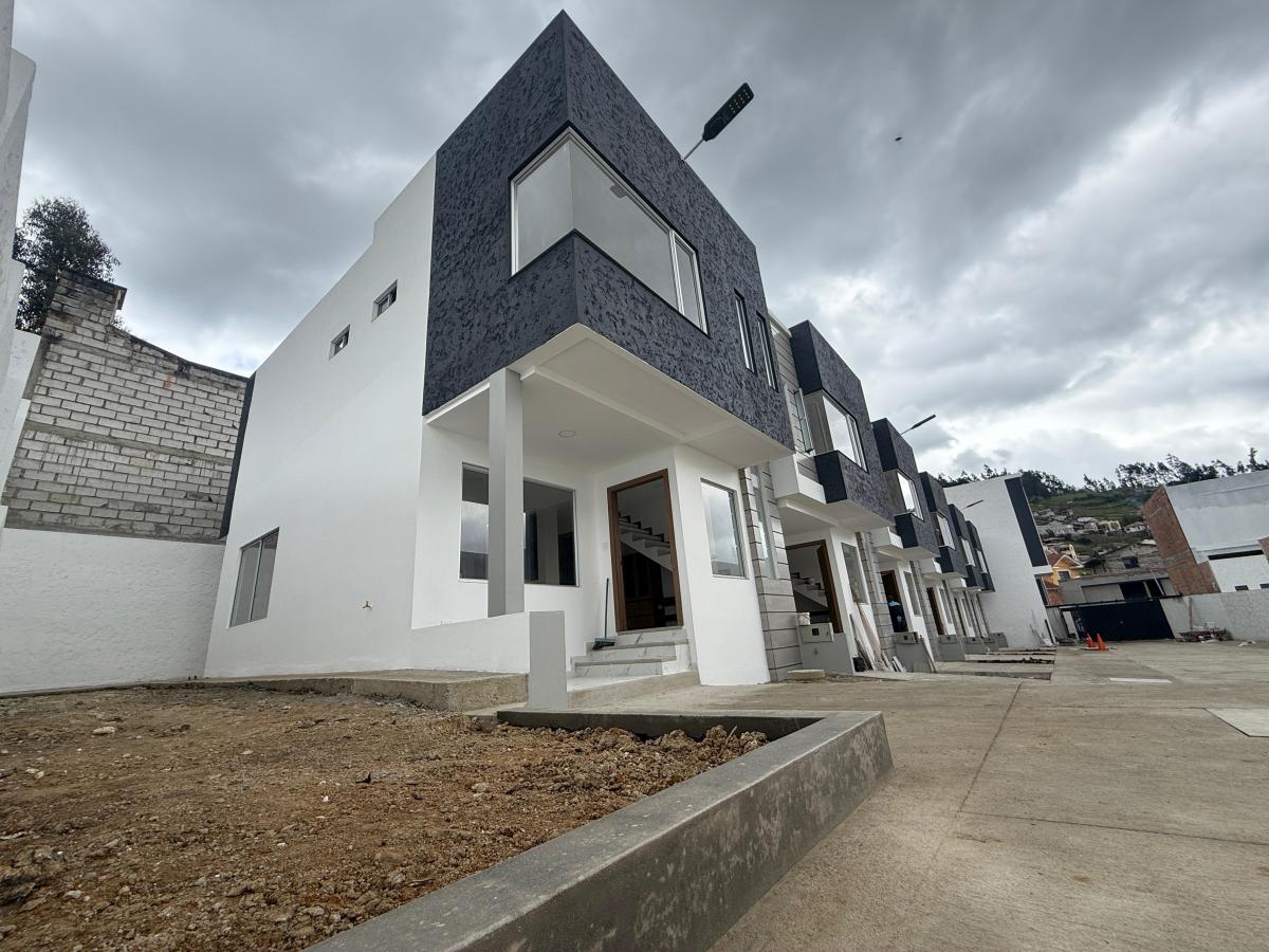 Vendidas/casas Vip con Espacio Verde Dentro de Condominio (P3128), Azuay — imagen 3