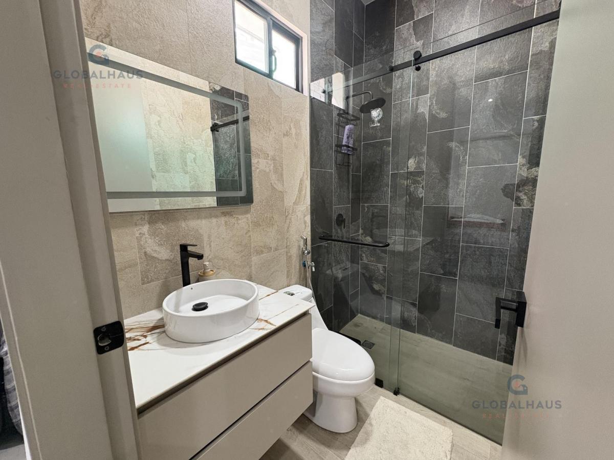 Venta de Casa en Urb. El Condado de Vicolinci, 3 Habitaciones, Piscina. G. P. Guayas — imagen 4