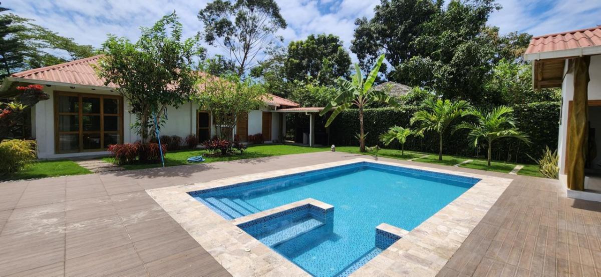 Casa con Piscina, Campestre y Acabados Modernos con Teca en Venta - Olon — imagen 9