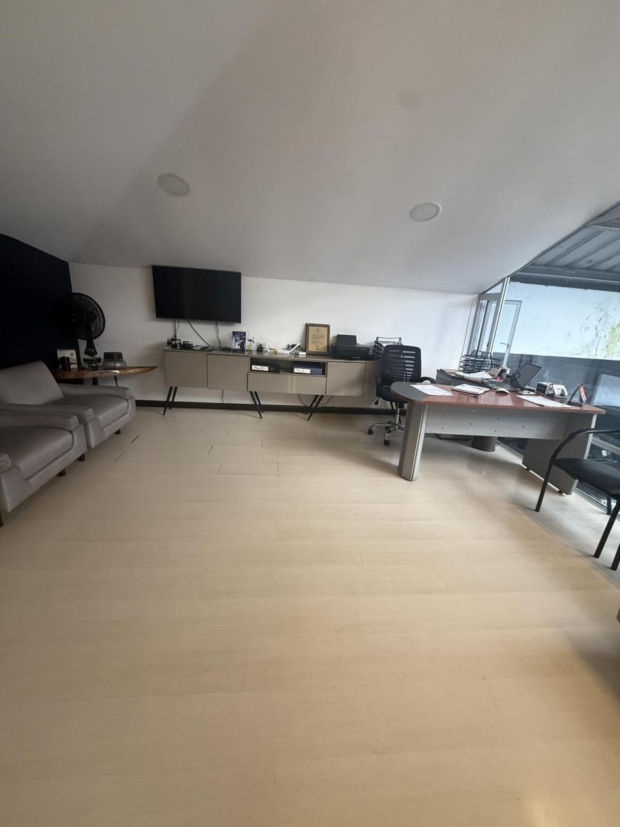 Venta de Terreno Esquinero en Sector Mariscal con Alto Potencial Comercial — imagen 5