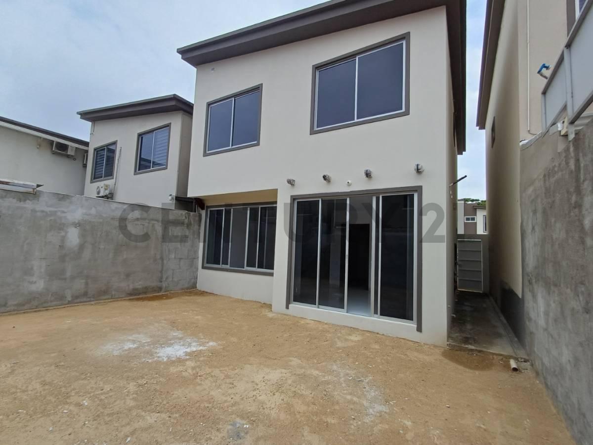 Moderna Casa de Estreno en Romareda–et. Riada (Solo 28 Propiedades). Dian, Guayas — imagen 5