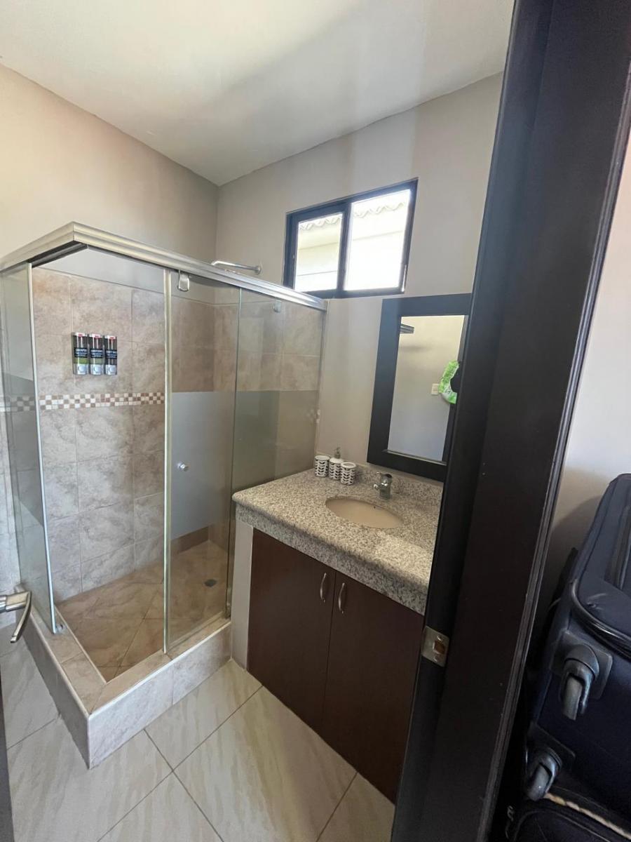 Casa Esquinera en Venta en La Urbanizacion Bosques de La Costa - Via La Costa, Guayas — imagen 5