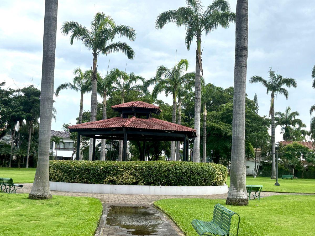 Terreno en Samborondon Urbanización Vista Al Parque con Linda Vista Frente Al Parque Central, Guayas — imagen 7