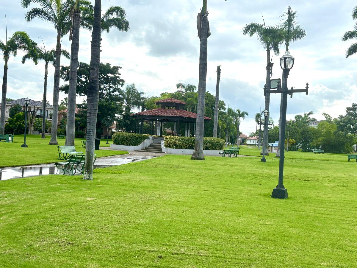 Terreno en Samborondon Urbanización Vista Al Parque con Linda Vista Frente Al Parque Central, Guayas — imagen 5