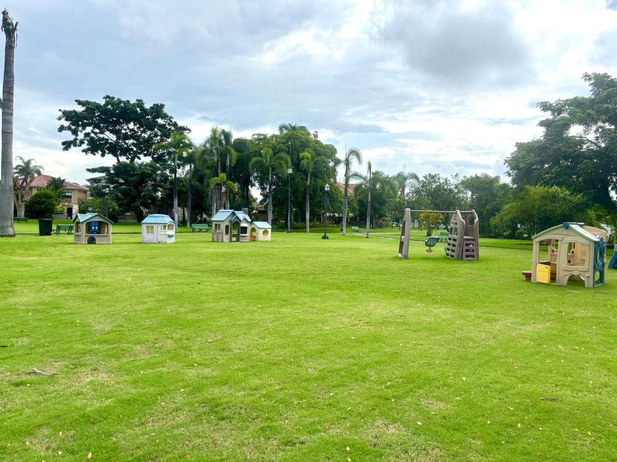 Terreno en Samborondon Urbanización Vista Al Parque con Linda Vista Frente Al Parque Central, Guayas — imagen 3