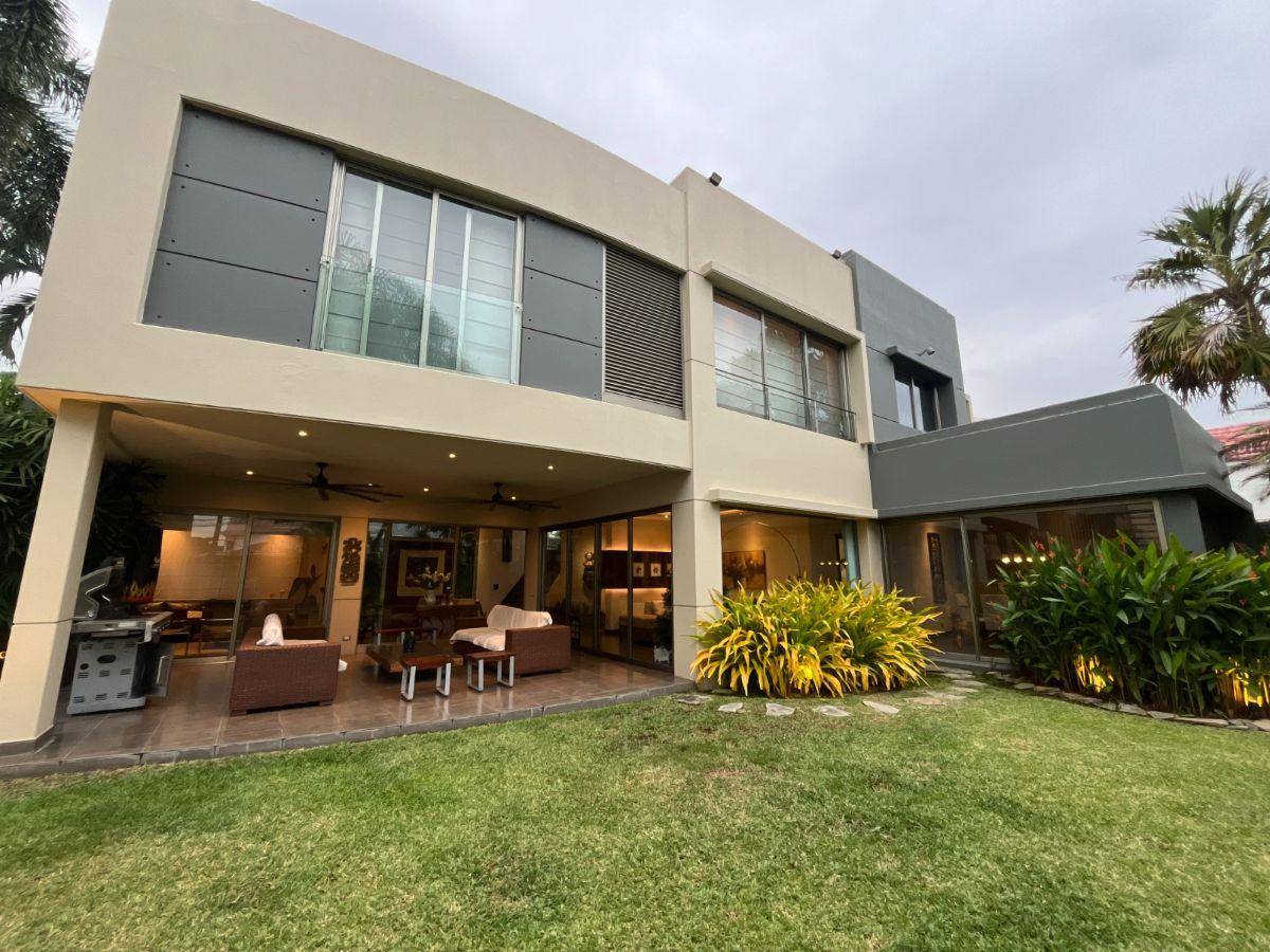 Puerto Azul - Casa Esquinera con Amplio Patio en Venta, Guayas — imagen 10