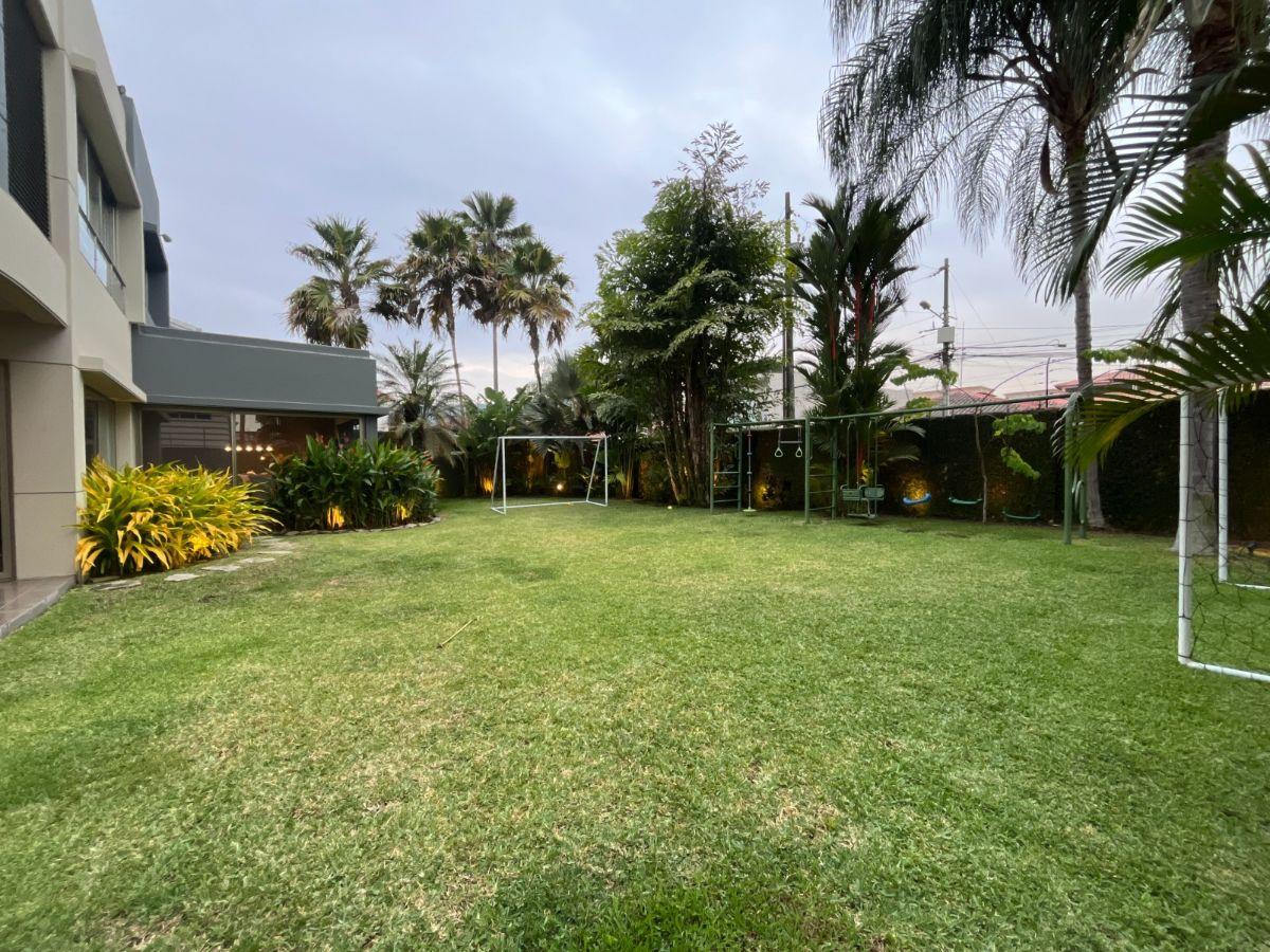 Puerto Azul - Casa Esquinera con Amplio Patio en Venta, Guayas — imagen 9