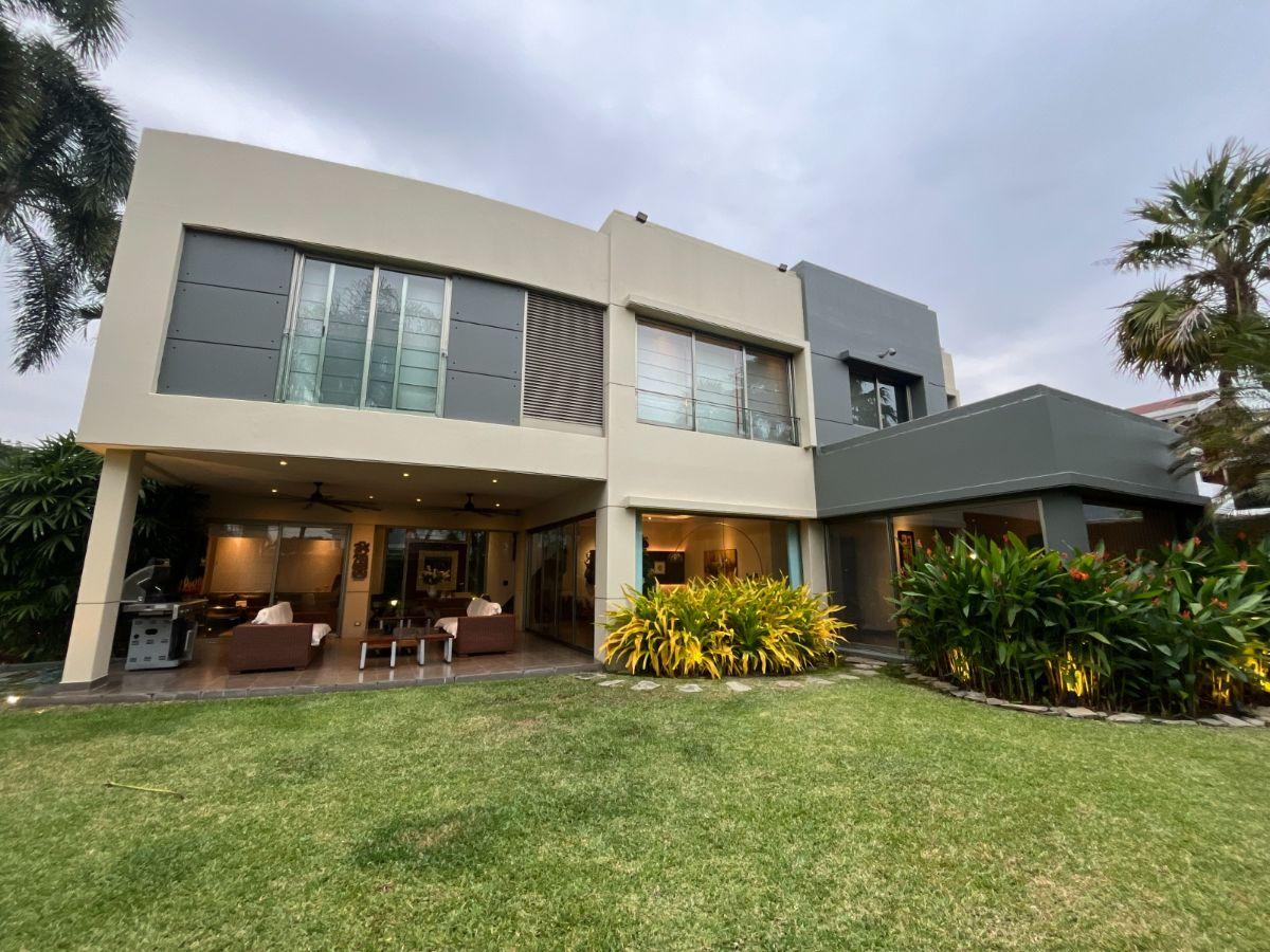 Puerto Azul - Casa Esquinera con Amplio Patio en Venta, Guayas — imagen 4