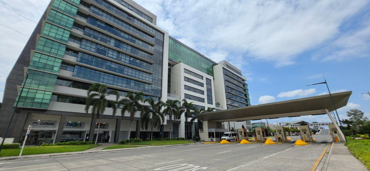 Vendo Oficina Corporativa 132 m² en Sky Building, 2 Parqueos, Vista Al Aeropuerto, Guayas — imagen 10