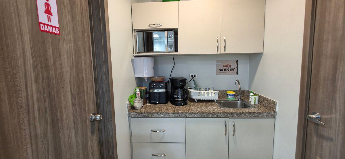 Vendo Oficina Corporativa 132 m² en Sky Building, 2 Parqueos, Vista Al Aeropuerto, Guayas — imagen 7