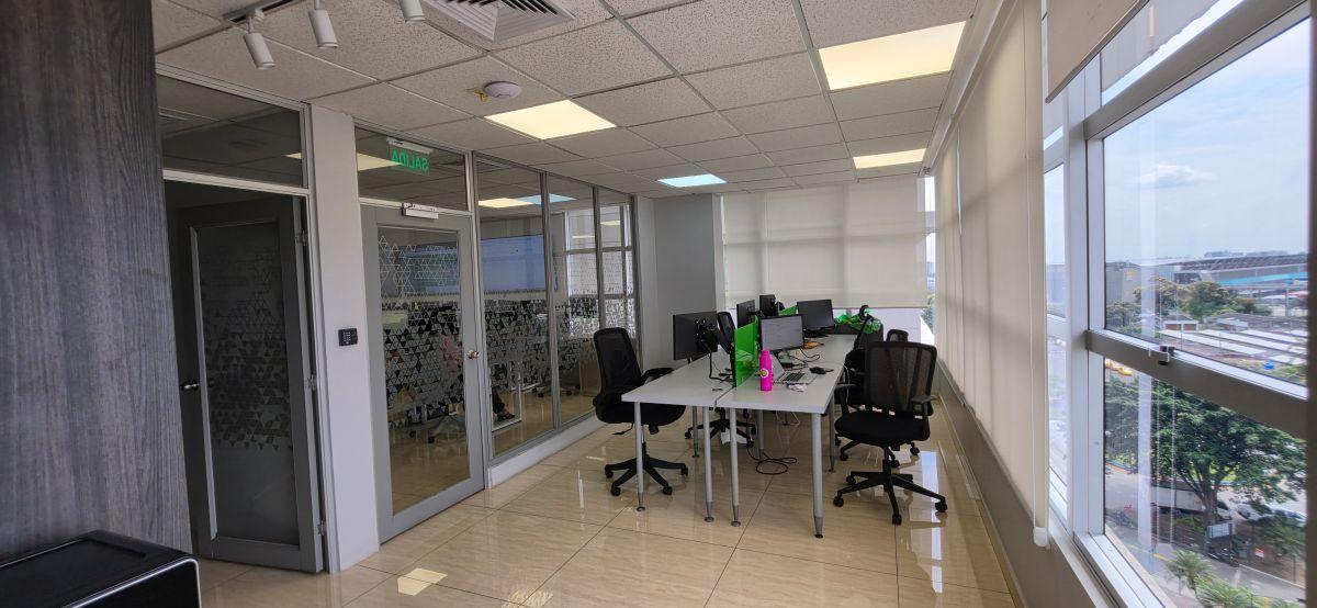 Vendo Oficina Corporativa 132 m² en Sky Building, 2 Parqueos, Vista Al Aeropuerto, Guayas — imagen 4