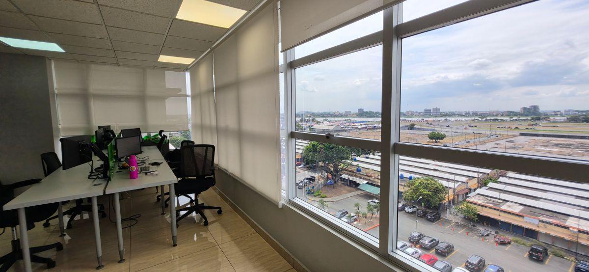 Vendo Oficina Corporativa 132 m² en Sky Building, 2 Parqueos, Vista Al Aeropuerto, Guayas — imagen 3
