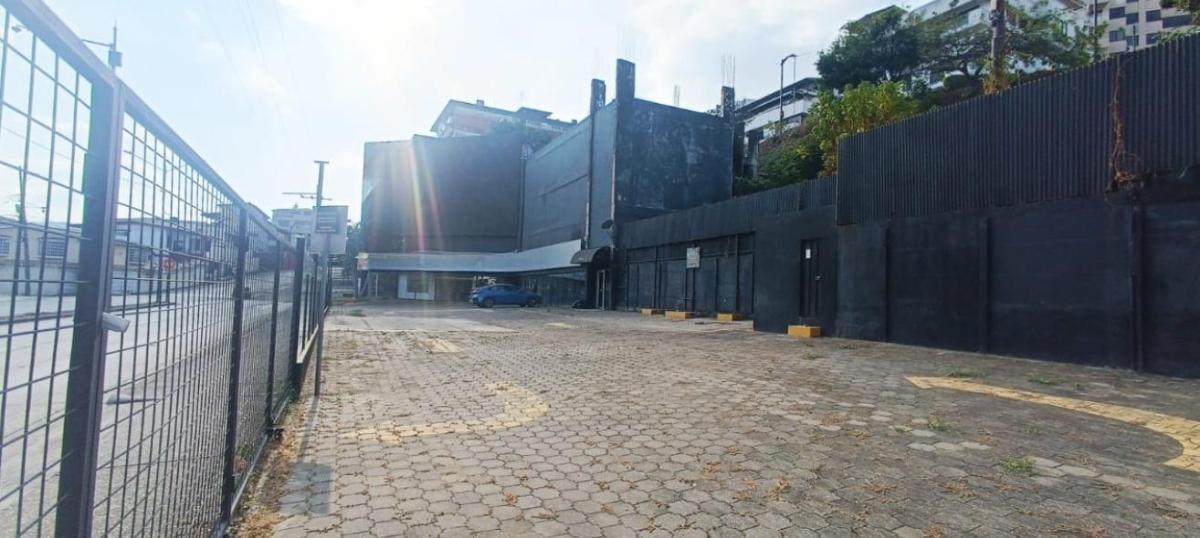En Alquiler - Venta Local Comercial con Amplio Terreno 1892 m² - Lomas de Urdesa, Al Pie de La Vía, Guayas — imagen 8