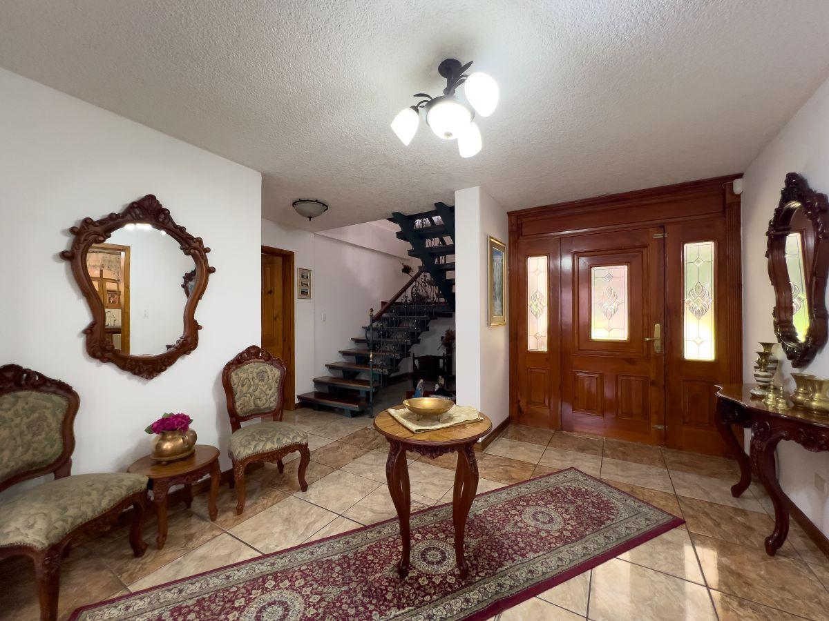 Casa de Venta con Piscina Cubierta Vía a Cashapamba Los Chillos — imagen 5