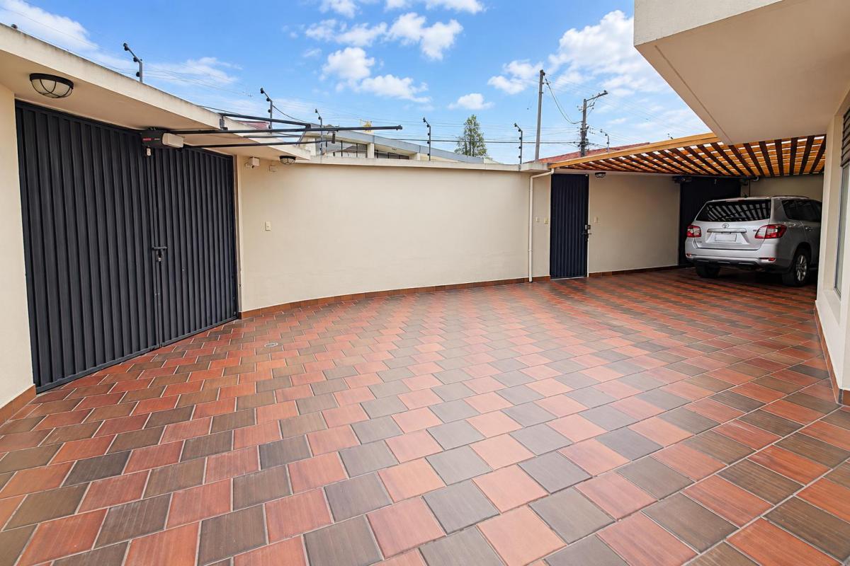 Sector Bicentenario. Casa Comercial, Oficinas, Consultorios. Propiedad Ideal Para Multiples Usos — imagen 10