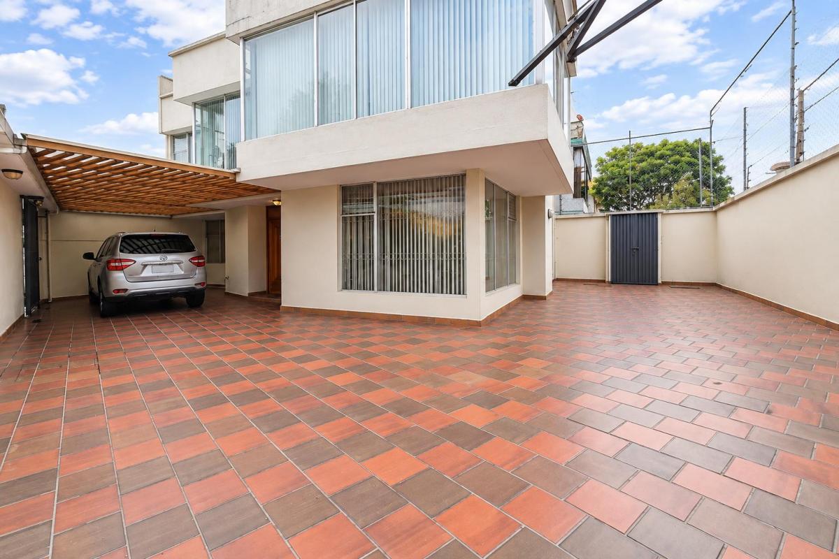 Sector Bicentenario. Casa Comercial, Oficinas, Consultorios. Propiedad Ideal Para Multiples Usos — imagen 9