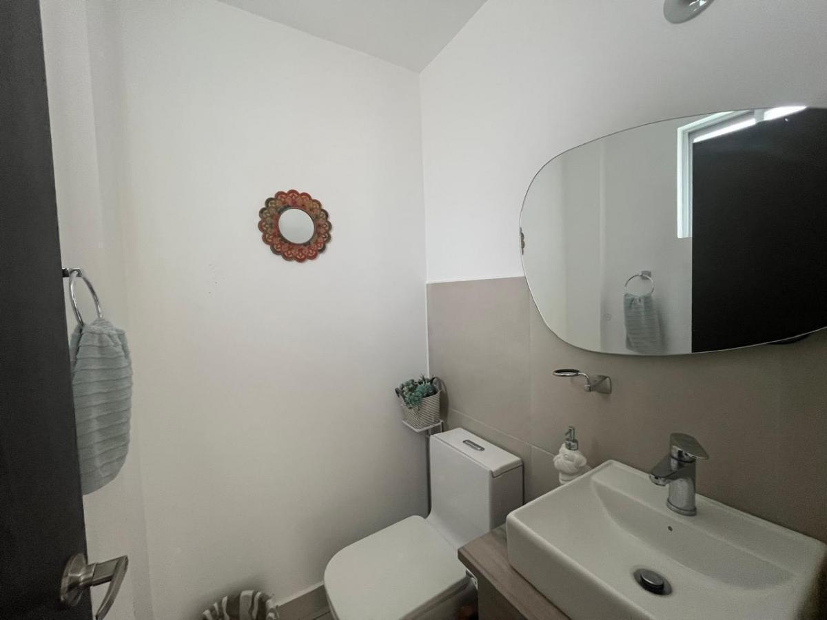 Casa Esquinera de Venta en Puembo — imagen 4