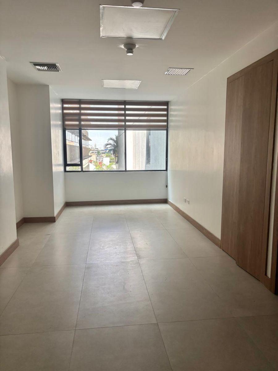 Oficina en Venta, Totalmente Remodelada – Edificio Professional Center, Guayas — imagen 9