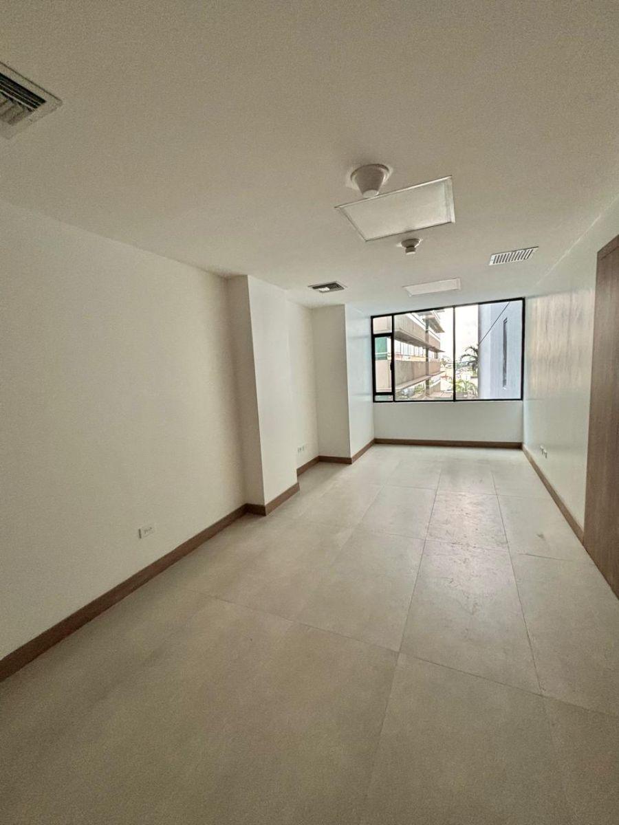 Oficina en Venta, Totalmente Remodelada – Edificio Professional Center, Guayas — imagen 8