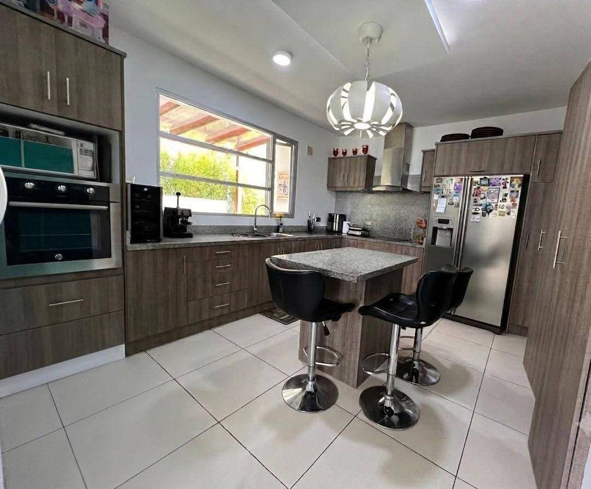 Casa en Venta de 3 Pisos, 4 Dorm. | Conjunto Privado – Tumbaco — imagen 8