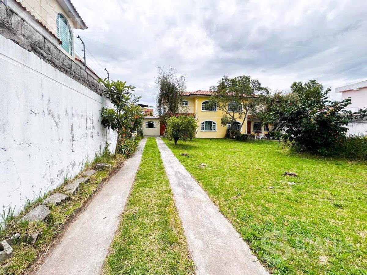 Venta de Casa con Amplio Terreno en Conocoto Cerca del Colegio La Salle — imagen 8