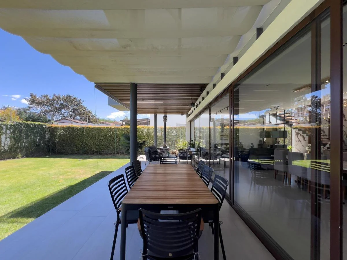 Casa en Venta Moderna con Amplia Área Verde Conjunto Privado en Puembo — imagen 7