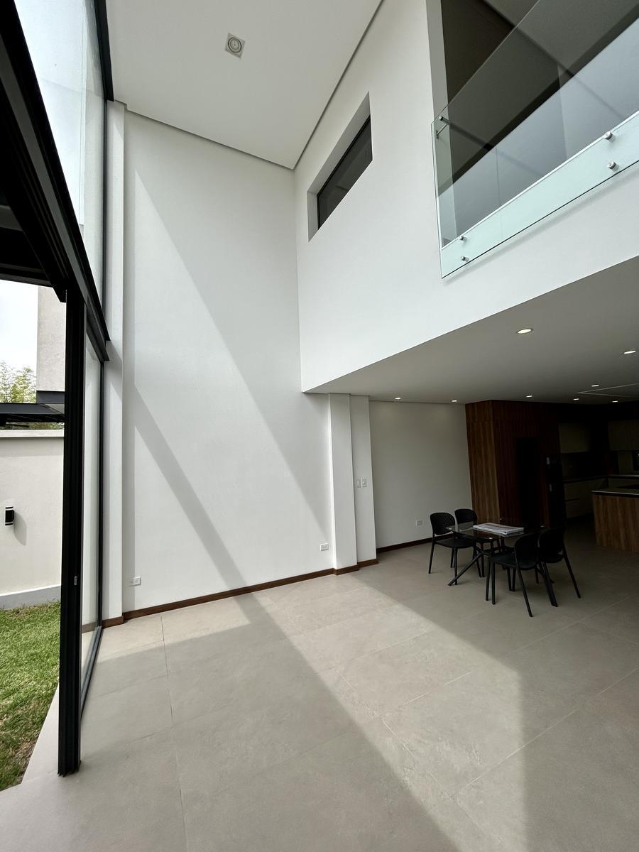 Casa en Venta 3 Dorm. | Doble Altura y Jardín Privado | La Primavera – Cumbayá — imagen 8