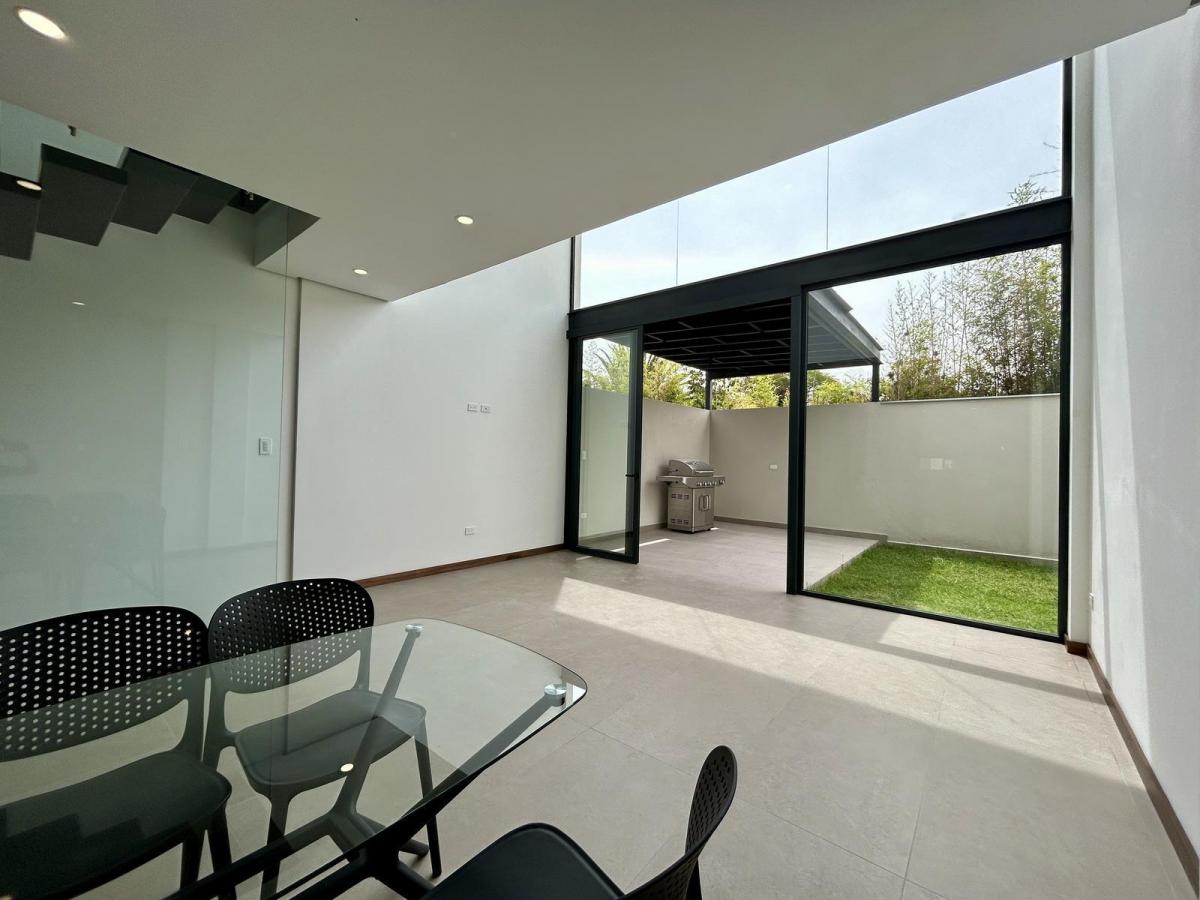 Casa en Venta 3 Dorm. | Doble Altura y Jardín Privado | La Primavera – Cumbayá — imagen 7