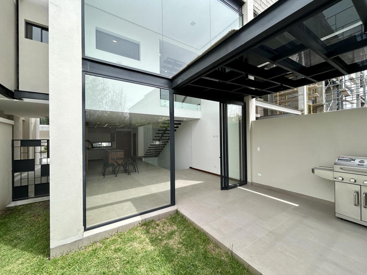 Casa en Venta 3 Dorm. | Doble Altura y Jardín Privado | La Primavera – Cumbayá — imagen 6