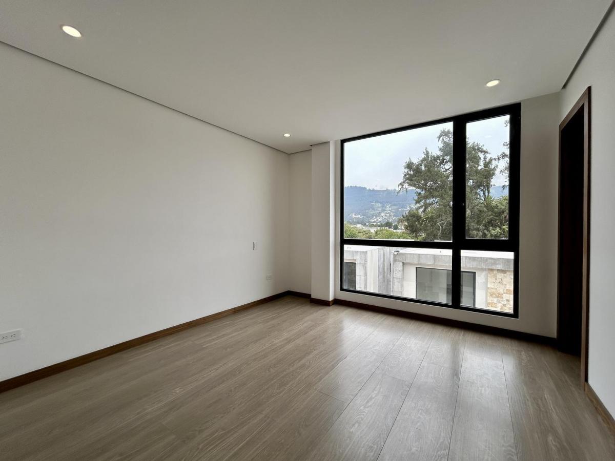 Casa en Venta 3 Dorm. | Doble Altura y Jardín Privado | La Primavera – Cumbayá — imagen 5