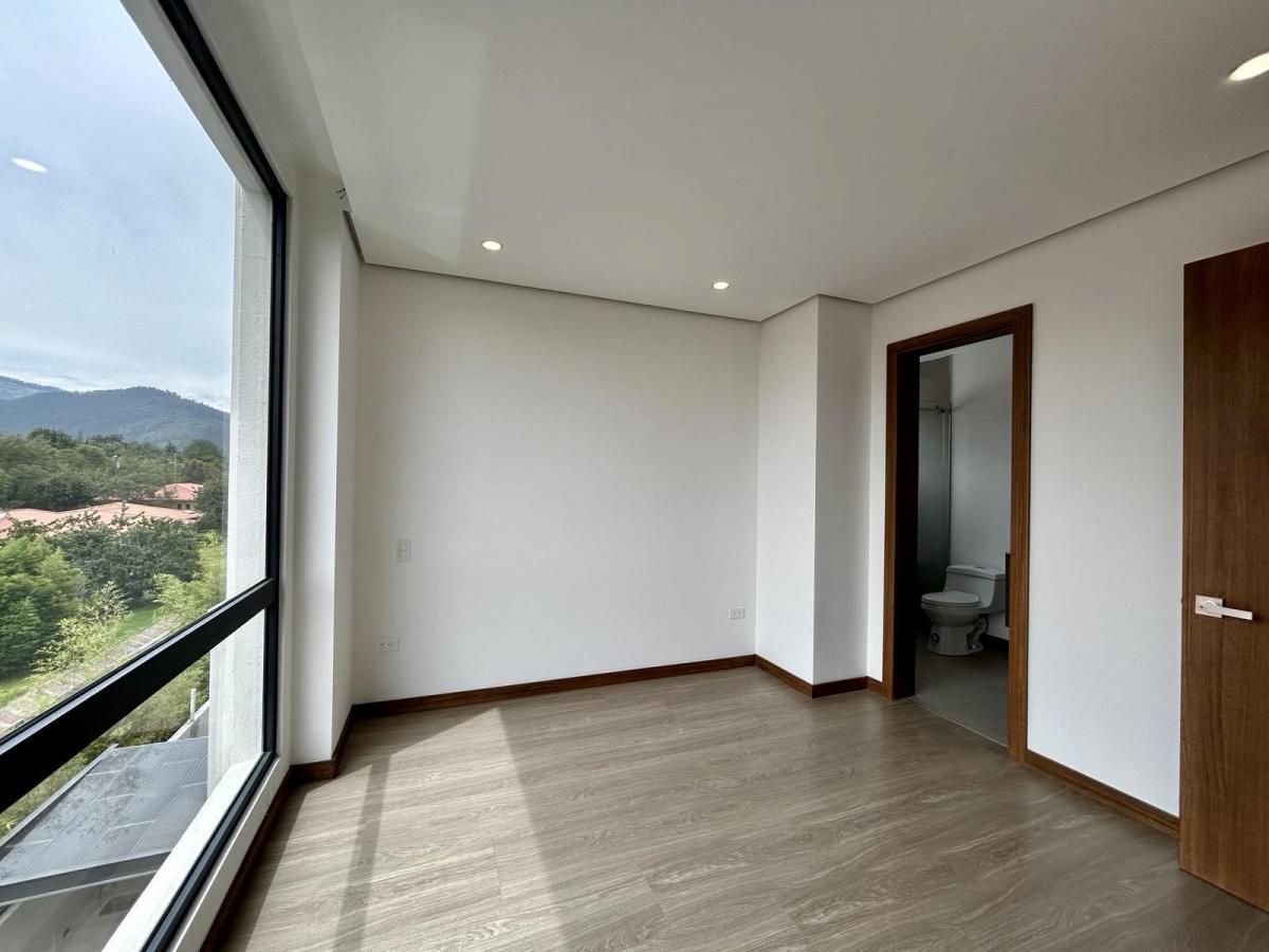 Casa en Venta 3 Dorm. | Doble Altura y Jardín Privado | La Primavera – Cumbayá — imagen 4