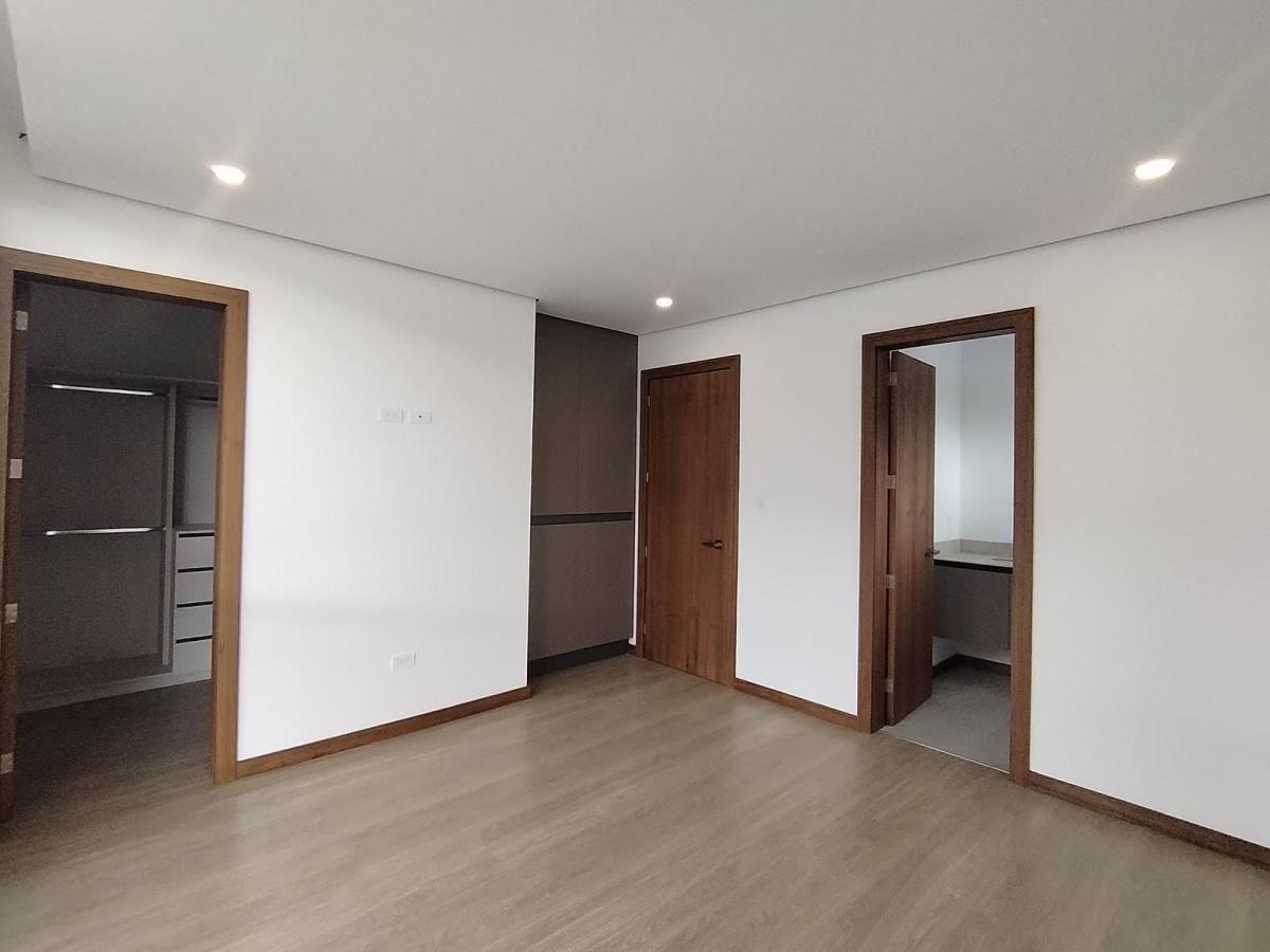 Casa en Venta 3 Dorm. | Doble Altura y Jardín Privado | La Primavera – Cumbayá — imagen 3