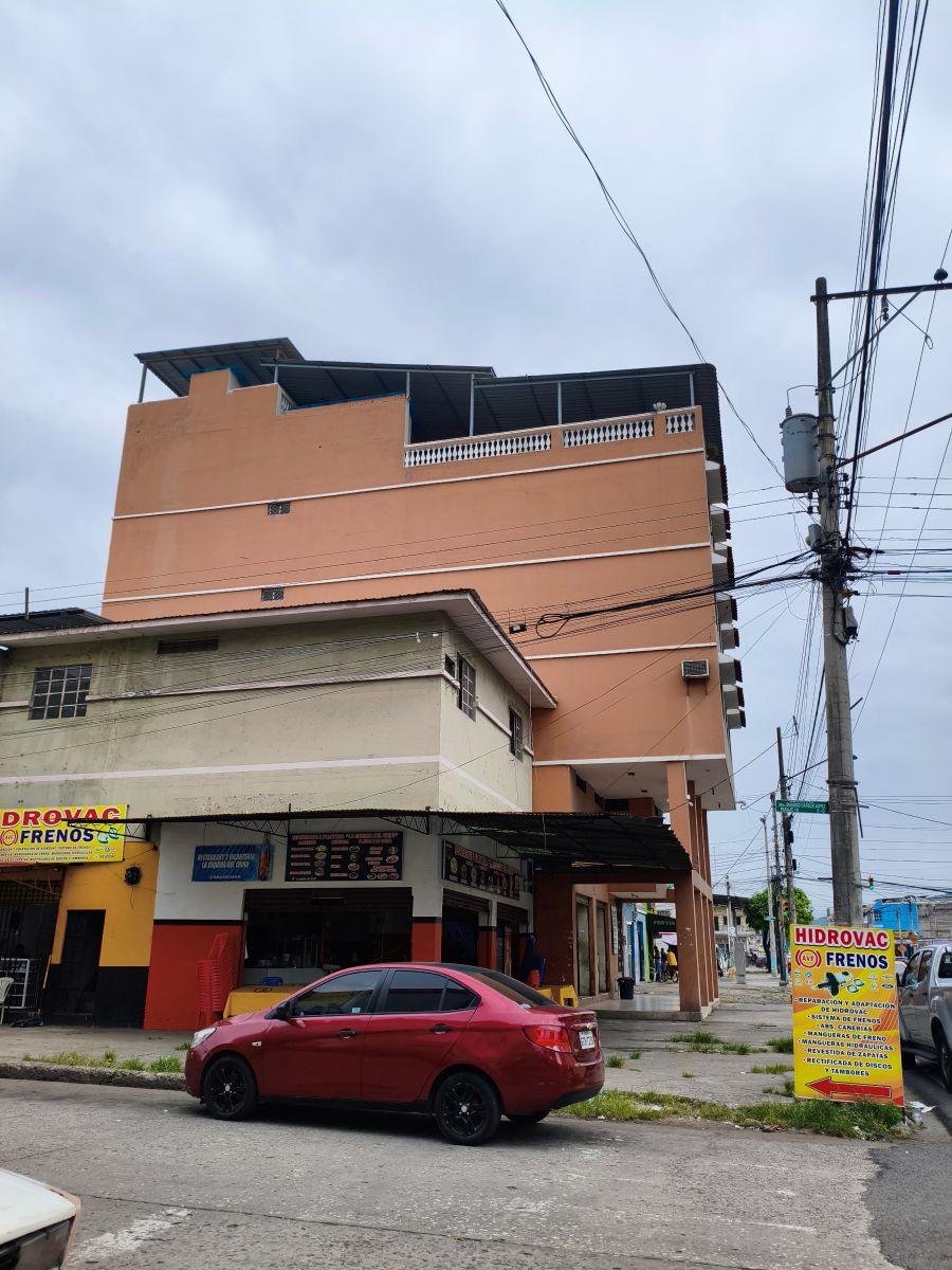 Propiedad Esquinera Comercial con 3 Locales y 2 Departamentos – Ayacucho y La Décima A. Marín, Guayas — imagen 3