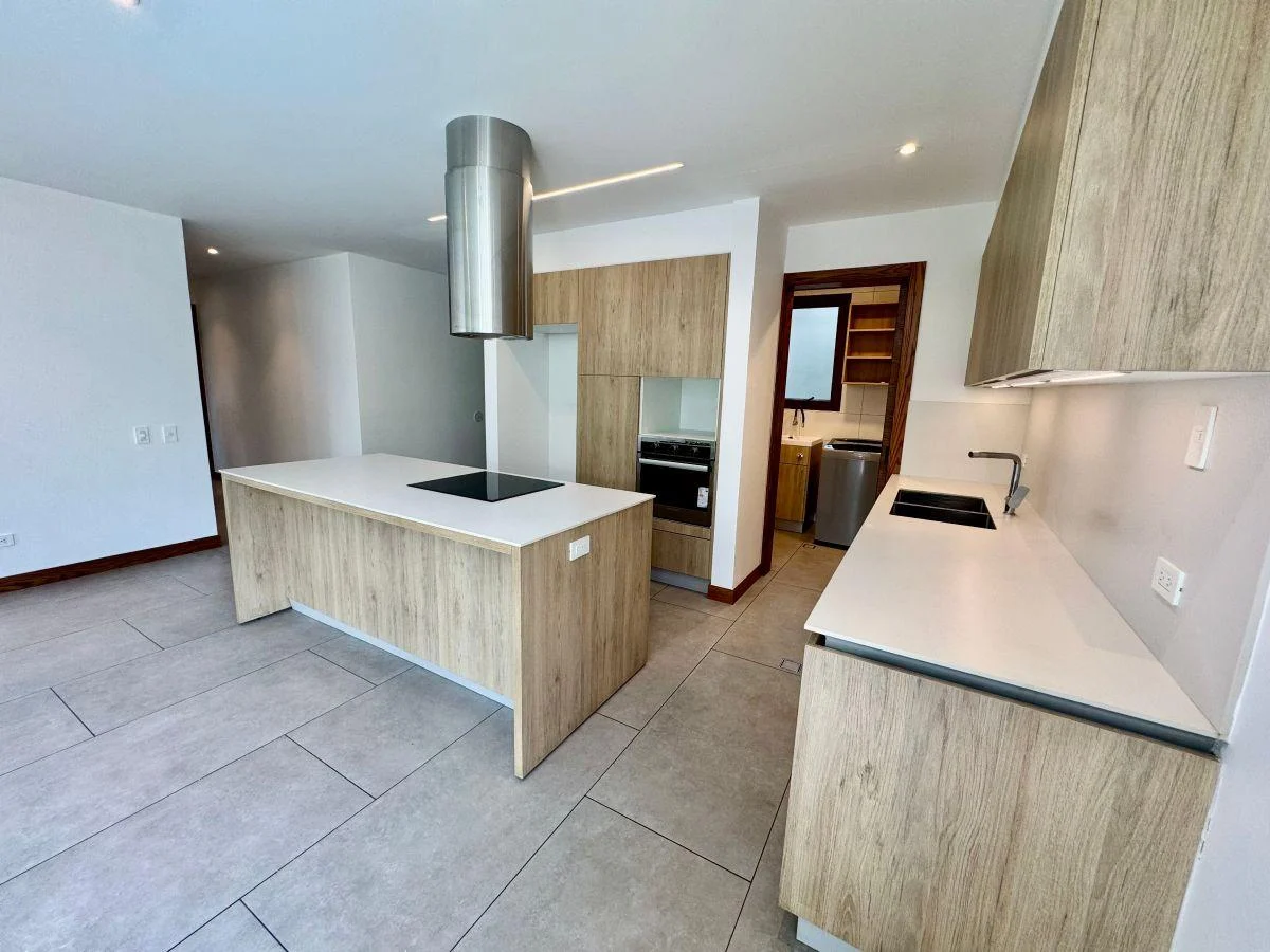 Venta Departamento en Excelente Edificio, Amplia Terraza, Linda Vista en Urbanización, Intervalles — imagen 3