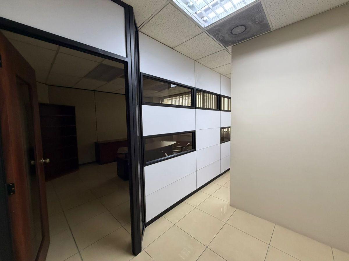 En Venta Oficina Ejecutiva 31 m² - Edificio Las Cámaras - Guayaquil, Guayas — imagen 6
