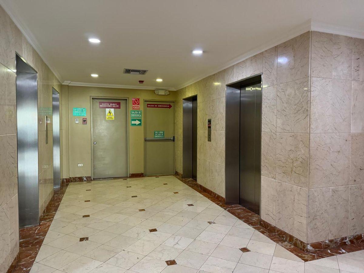 En Venta Oficina Ejecutiva 31 m² - Edificio Las Cámaras - Guayaquil, Guayas — imagen 4