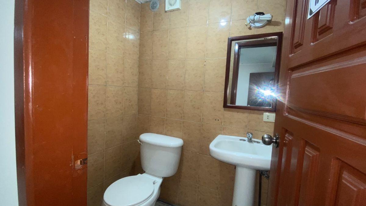 Vendo Hermosa, Oficina en Excelente Estado Centro Norte de La Ciudad de Quito, Precio de Oportunida — imagen 3