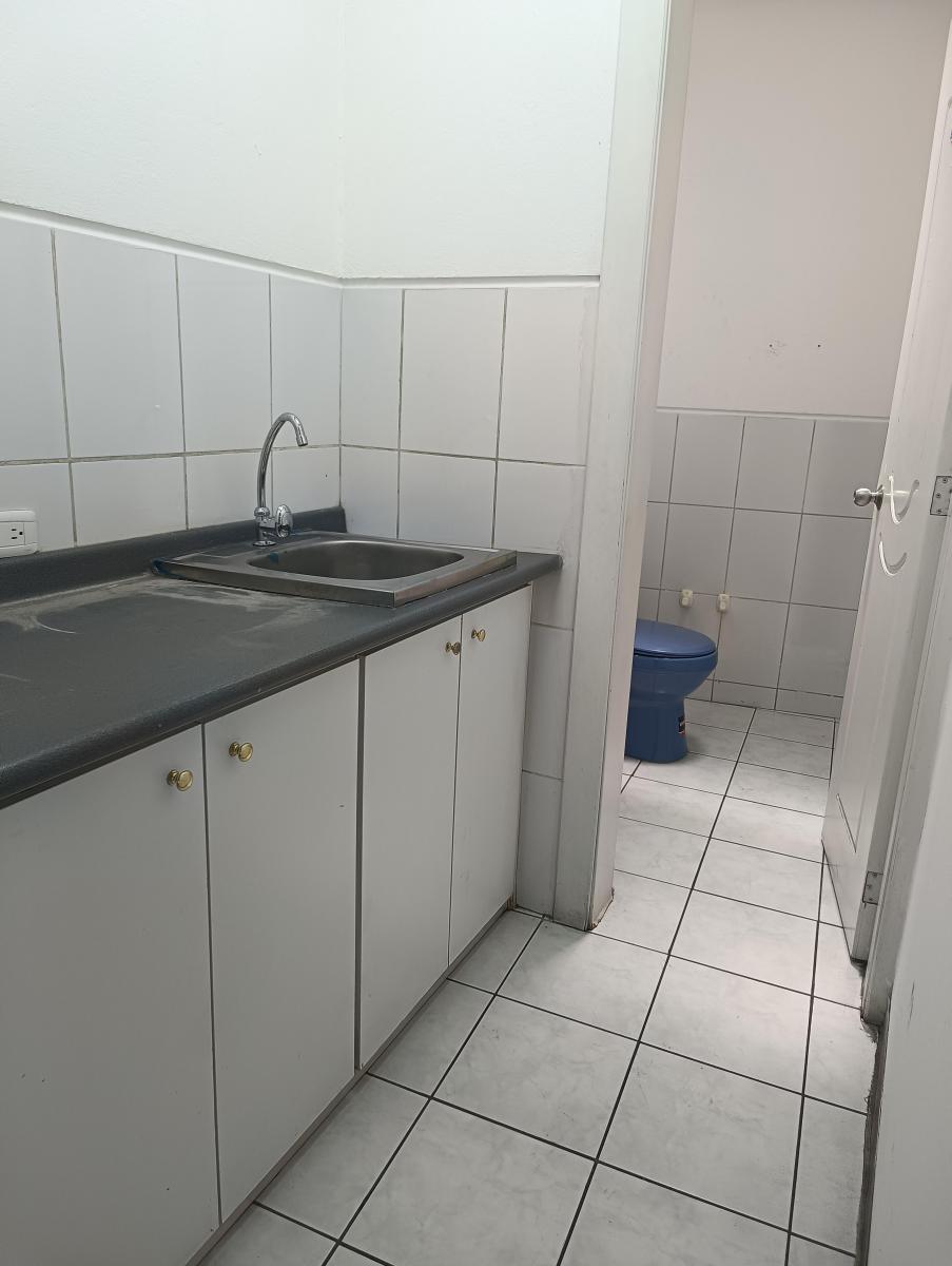 Alquiler/ Venta de Local Comercial Industrial Al Norte de Quito Sector Carcelén — imagen 4