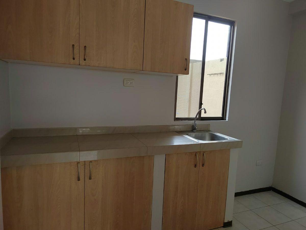 Casa de Venta en La Urb. La Joya, 2 Dorm., Ave León Febres Cordero. Guayas — imagen 3
