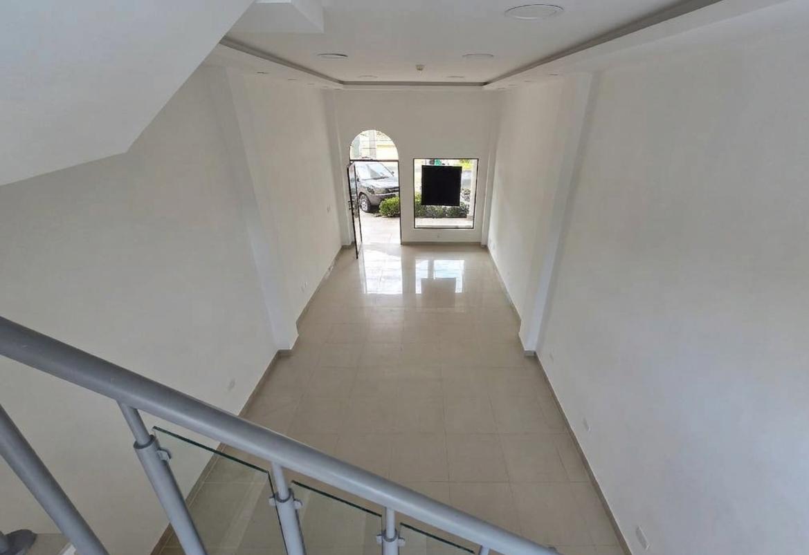 Local Comercial Esquinero de 81 m² y 2 Plantas en Venta en Plaza Colonia Vía a La Costa, Guayas — imagen 9