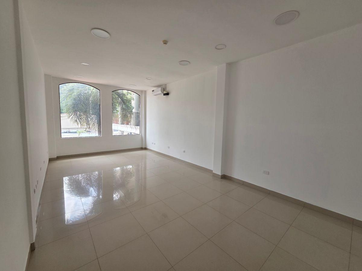 Local Comercial Esquinero de 81 m² y 2 Plantas en Venta en Plaza Colonia Vía a La Costa, Guayas — imagen 4