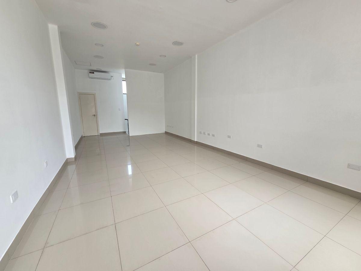 Local Comercial Esquinero de 81 m² y 2 Plantas en Venta en Plaza Colonia Vía a La Costa, Guayas — imagen 3