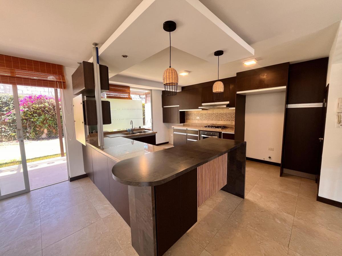 Casa de Venta con Jardín y Atico en La Intervalles — imagen 3